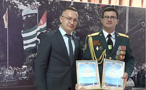 Сотрудник Посольства России в Абхазии вручил почетные грамоты Сотрудник Посольства России в Абхазии вручил почетные грамоты