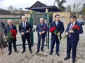 О возложении цветов в память о трагической гибели 1-го секретаря Посольства Дмитрия Вишернева и его супруги Ольги.